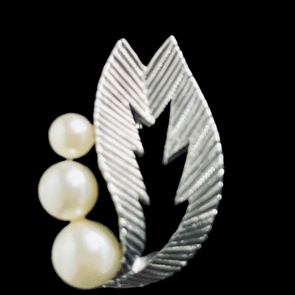 Vintage Crown Trifari Silver Tone Leaf Clip On Earrings (5272) - Picture 2 of 6